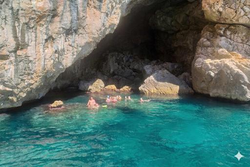 In barca da Castro a Nuvare passando dalla Zinzulusa 3h